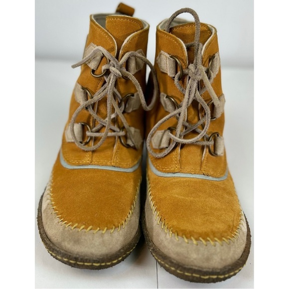 Sorel Womens Suede Leather Boots with Gum Rubber Mocossan Sole, size 11 - Picture 3 of 9